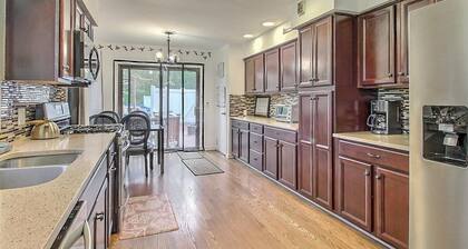 Lakefront Family Retreat~Private Pool~Game Room