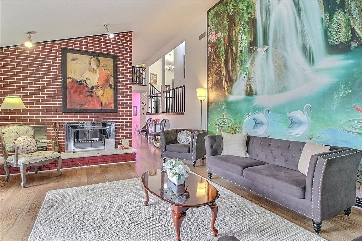 Televisio, takka, pöytätennispöytä