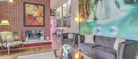 Televisión, chimenea y tenis de mesa