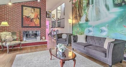 Lakefront Family Retreat~Private Pool~Game Room