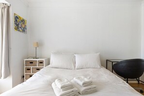 2 bedrooms, desk, iron/ironing board, internet