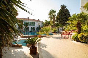 Una piscina al aire libre de temporada