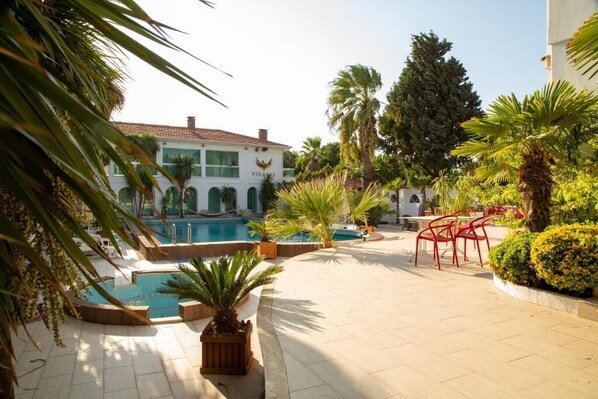 حمّام سباحة خارجي موسمي