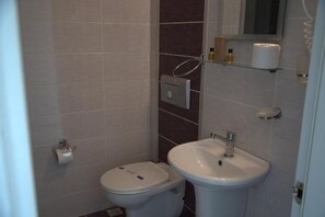 مستلزمات مجانية للعناية الشخصية، مجففات شعر، خف للقدمين، مناشف