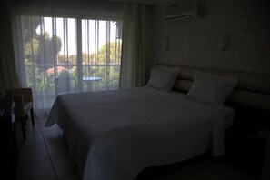 خزنة داخل الغرفة وتجهيزات عازلة للصوت ومكواة/لوح كي وواي فاي مجانًا