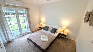 4 bedrooms, iron/ironing board, free WiFi