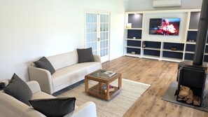 Smart TV, fireplace