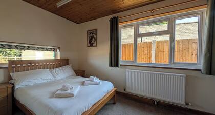 Grapnells Lodge cottages Essex sleeps 14. For families, retreats, RSPB Wallasea.