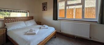 Grapnells Lodge cottages Essex sleeps 14. For families, retreats, RSPB Wallasea.