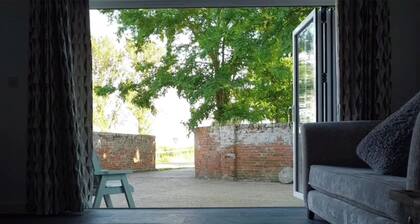 Grapnells Lodge cottages Essex sleeps 14. For families, retreats, RSPB Wallasea.