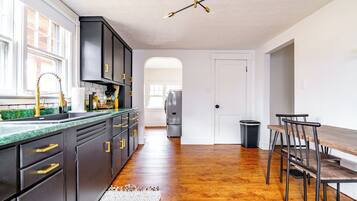 Maison luxueuse, non-fumeur, animaux de compagnie acceptés | Cuisine privée | Réfrigérateur grande capacité avec congélateur, four à micro-ondes