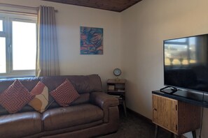 Smart TV - Retro cottage, 4 beds, sunset garden, RSPB Wallasea views. Family nature retreat (Wallasea Island, Rochford)