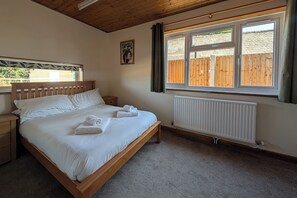 3 bedrooms, iron/ironing board, travel crib, free WiFi - Retro cottage, 4 beds, sunset garden, RSPB Wallasea views. Family nature retreat (Wallasea Island, Rochford)