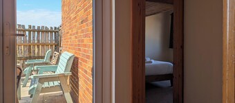 Retro cottage, 4 beds, sunset garden, RSPB Wallasea views. Family nature retreat