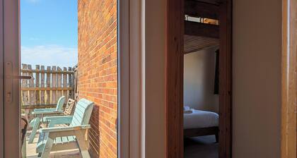 Retro cottage, 4 beds, sunset garden, RSPB Wallasea views. Family nature retreat