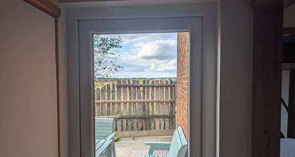 Retro cottage, 4 beds, sunset garden, RSPB Wallasea views. Family nature retreat