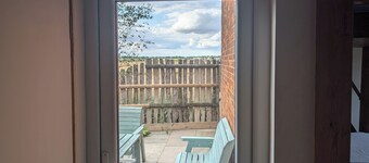 Retro cottage, 4 beds, sunset garden, RSPB Wallasea views. Family nature retreat