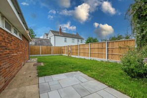 Property grounds - Retro cottage, 4 beds, sunset garden, RSPB Wallasea views. Family nature retreat (Wallasea Island, Rochford)