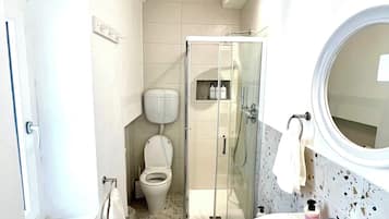 Dusche, Haartrockner, Bidet, Handtücher