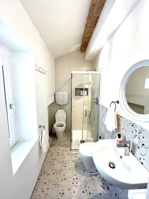 Shower, hair dryer, bidet, towels - "Coastal Cottage" with balcony (Pesaro)