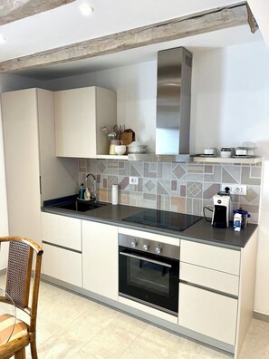 Een oven, een kookplaat, een vaatwasser