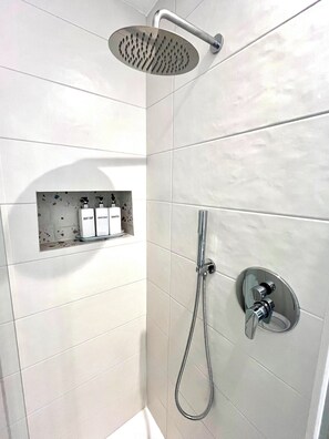 Douche, sèche-cheveux, bidet, serviettes fournies