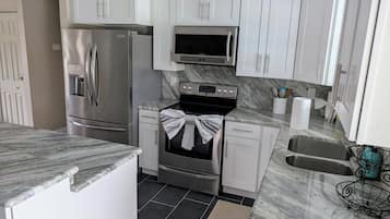 冰箱、微波炉、烤箱、炉灶