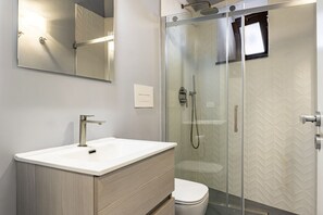 Shower, towels - GuestHost - Cozy 73 sqm apartment on the first floor (no elevator), ideal for 4 guests. It features a bright living room with balcony, a fully equipped kitchen, and all the comforts for a pleasant stay. Located just a few minutes’ walk from Taormina’ (Taormina)