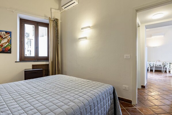 2 habitaciones y tabla de planchar con plancha