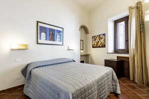 2 habitaciones y tabla de planchar con plancha 