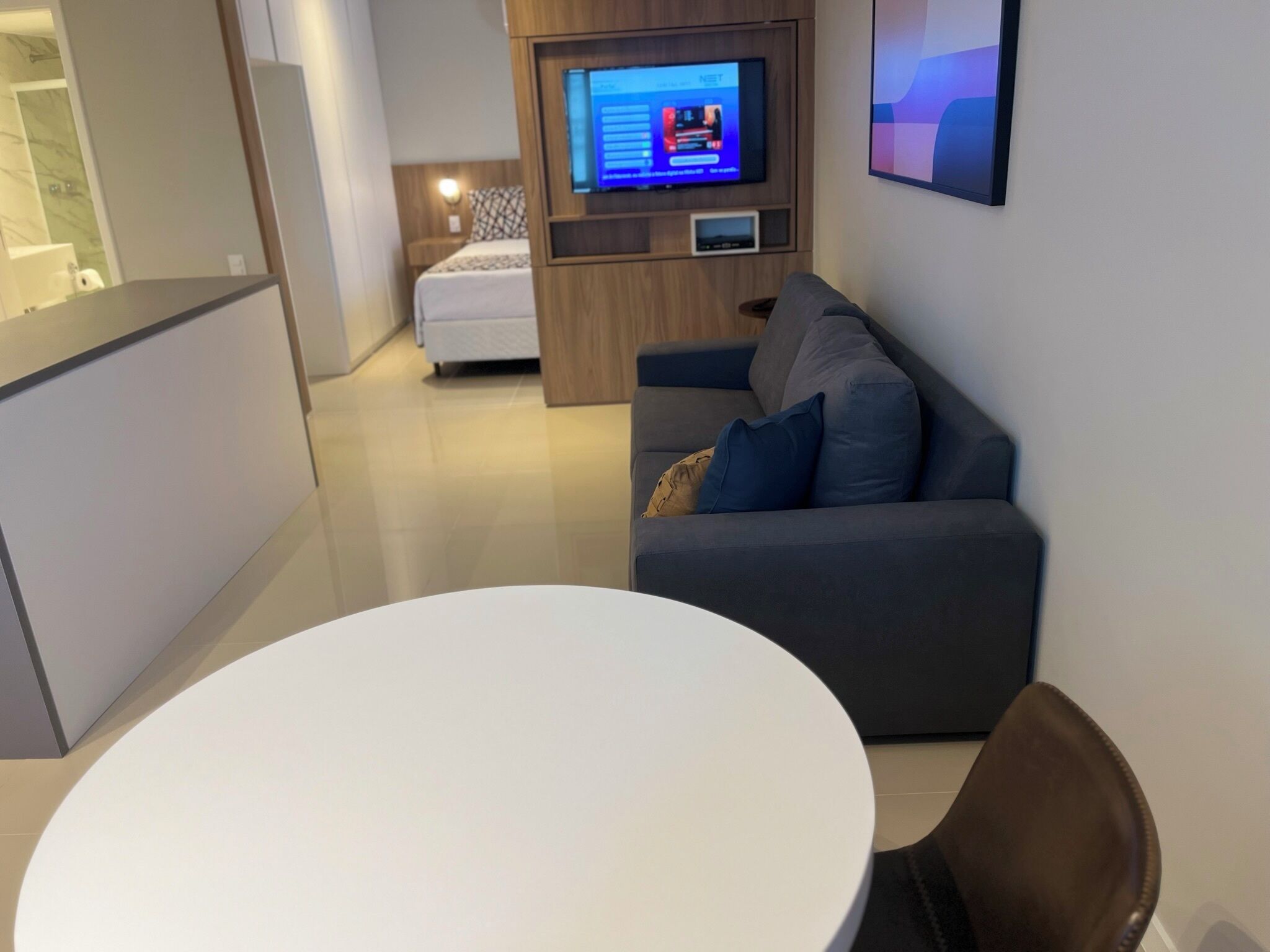 Apartamento superior, vista para a cidade | Opções para refeição no quarto