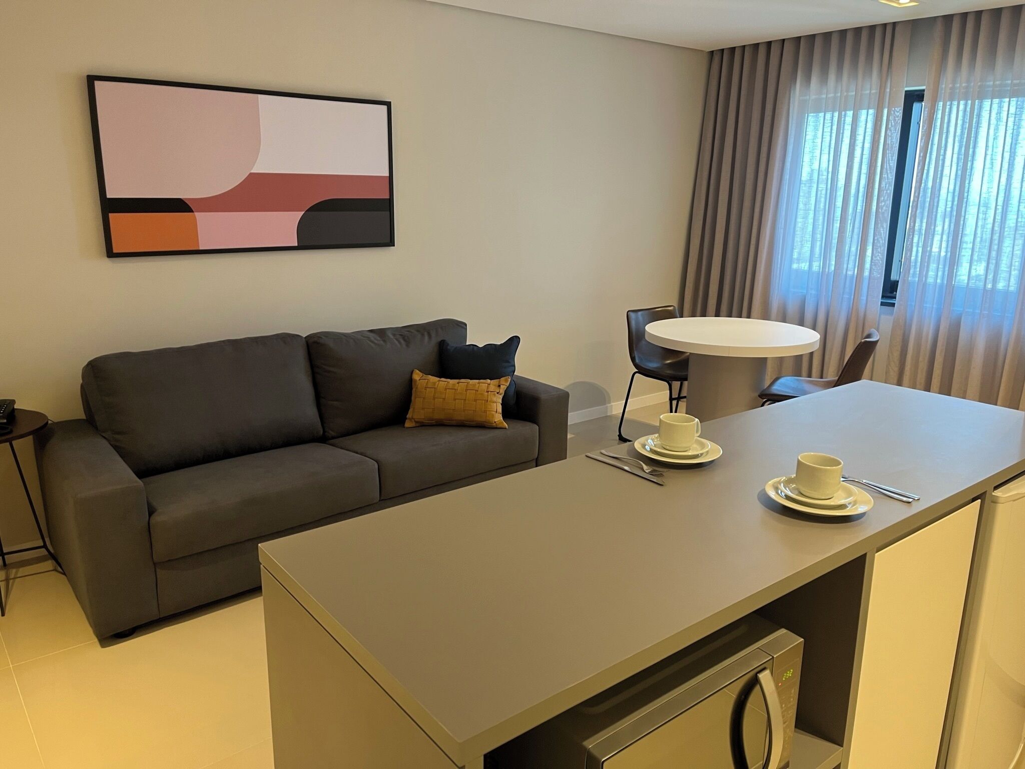 Apartamento superior, vista para a cidade | Opções para refeição no quarto