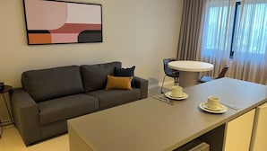 Superior Apartment, City View | Makan dalam bilik