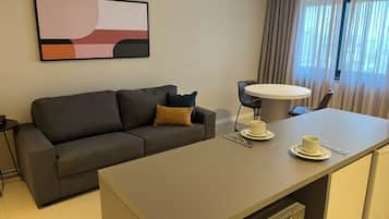 Apartamento superior, vista para a cidade | Opções para refeição no quarto