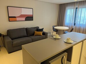 Apartamento superior, vistas a la ciudad | Servicio de comidas en la habitación