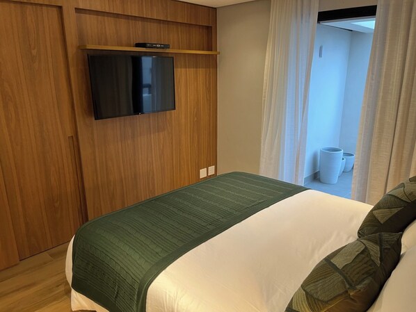 Dúplex superior, vistas a la ciudad | Caja fuerte, wifi gratis, ropa de cama
