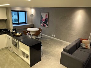 Dúplex superior, vistas a la ciudad | Caja fuerte, wifi gratis, ropa de cama