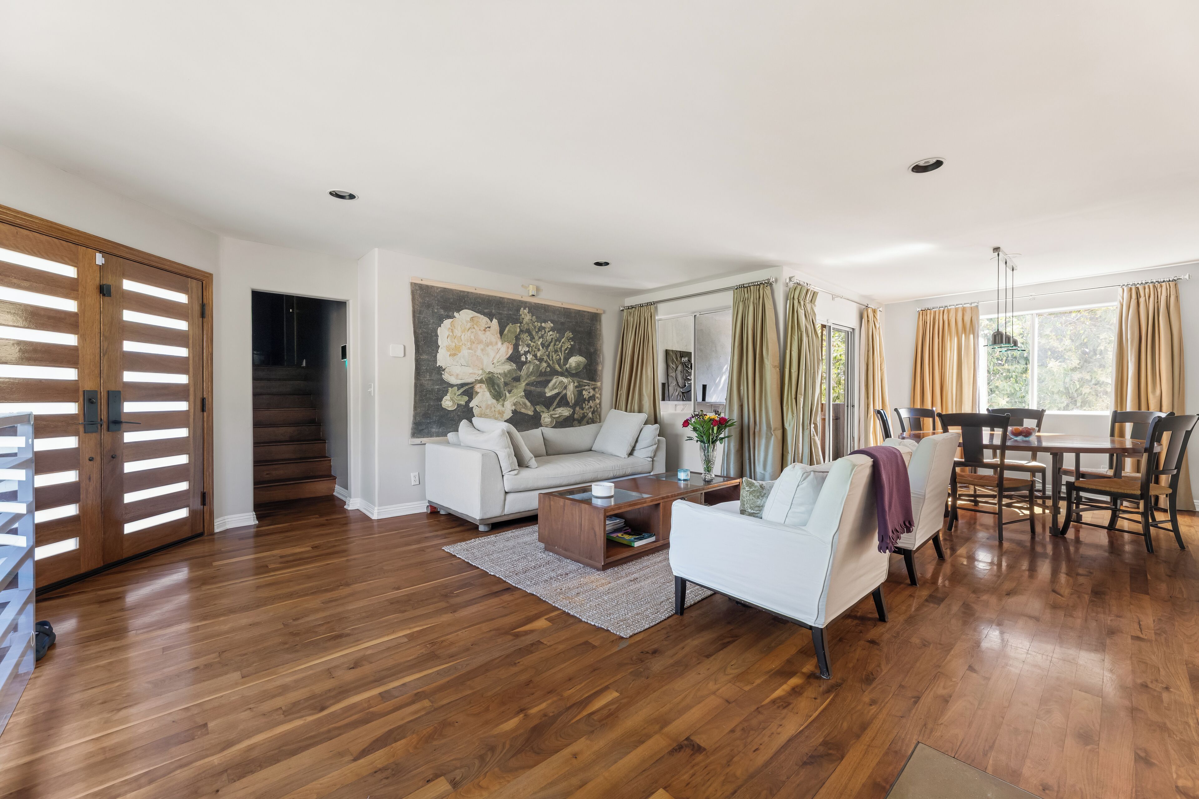 Televisión, chimenea y libros 