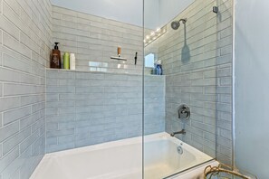 Shower, hair dryer, towels, soap - Canyon View LA Escape • Work • Relax • Explore (Los Angeles)