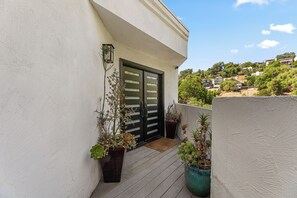 Terrace/patio - Canyon View LA Escape • Work • Relax • Explore (Los Angeles)