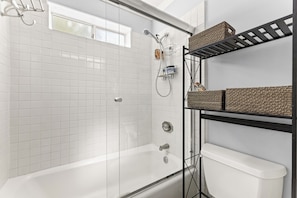 Shower, hair dryer, towels, soap - Canyon View LA Escape • Work • Relax • Explore (Los Angeles)