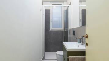 Dusche, Haartrockner, Bidet, Handtücher