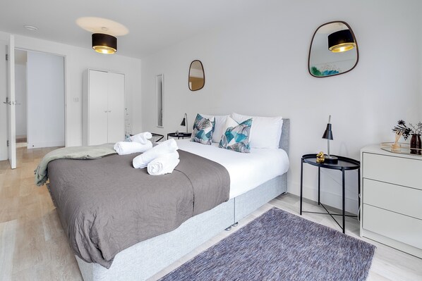 1 habitación, tabla de planchar con plancha, wifi gratis y ropa de cama