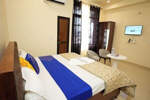 Superior Double Room, Balcony, City View | Room amenity