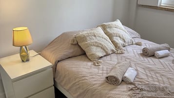 2 habitaciones, escritorio, tabla de planchar con plancha y wifi gratis