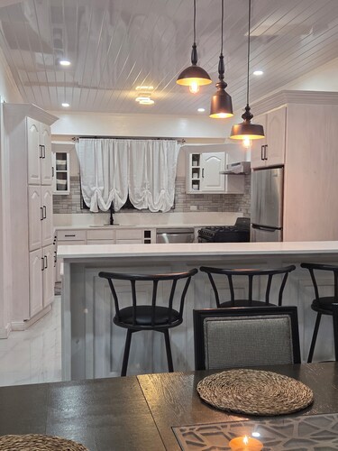 3 min from Ogle Intl Airport 
Vacation Home in Prime Location