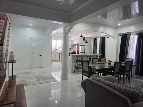 3 min from Ogle Intl Airport 
Vacation Home in Prime Location