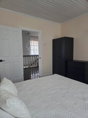 3 habitaciones, wifi gratis y ropa de cama