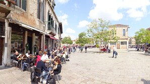 Outdoor dining - Artist House, silence among gardens, out of the tourist madness, near to all (Venezia)