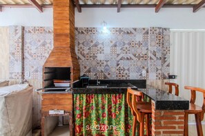 Basic Apartment | Private kitchen | Cookware/dishes/utensils - Dtos en Cond. c/ Piscina en Porto Seguro GIU (Porto Seguro)